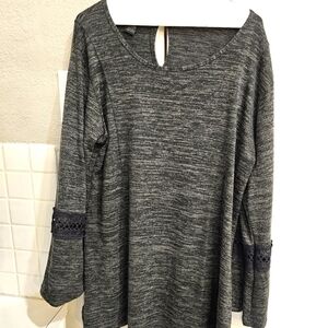 LILDY grey tunic w crochet on sleeves. Excellent shape. L/XL